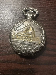 Orologio da tasca quarzo tono oro disegni floreali treno locomotiva ferrovia bisogno batt - Foto 1 di 8