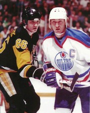 NHL Hockey Wayne Gretzky & Mario Lemieux battling for puck Photo Picture