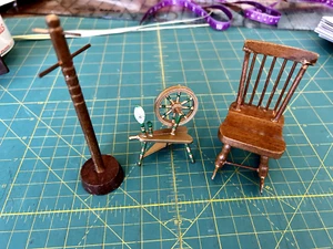 Muebles vintage para casa de muñecas: sillas, abrigo, rueda giratoria de metal - Imagen 1 de 2