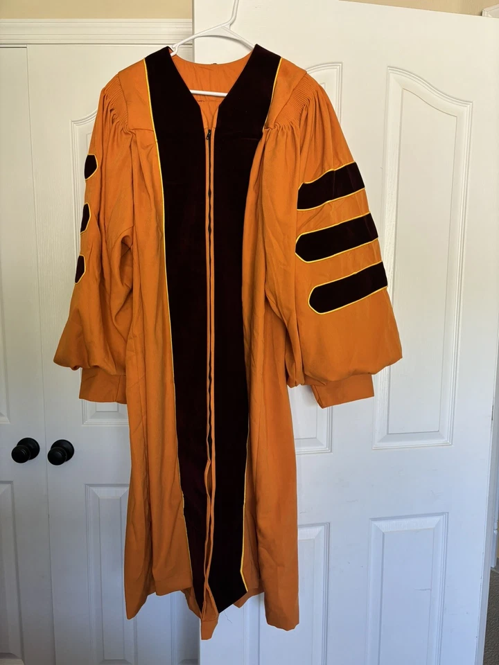 Vestido Tam Doctoral Premium para Profesor de Facultad Graduados de Doctorado Borde Dorado talla 51 Foto 1 de 3
