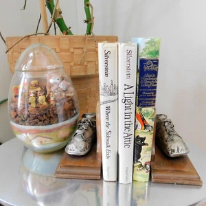 Sujetalibros para zapatos de bebé sumergidos en plata botín infantil soporte para libros de madera en la parte inferior de fieltro - Imagen 1 de 9