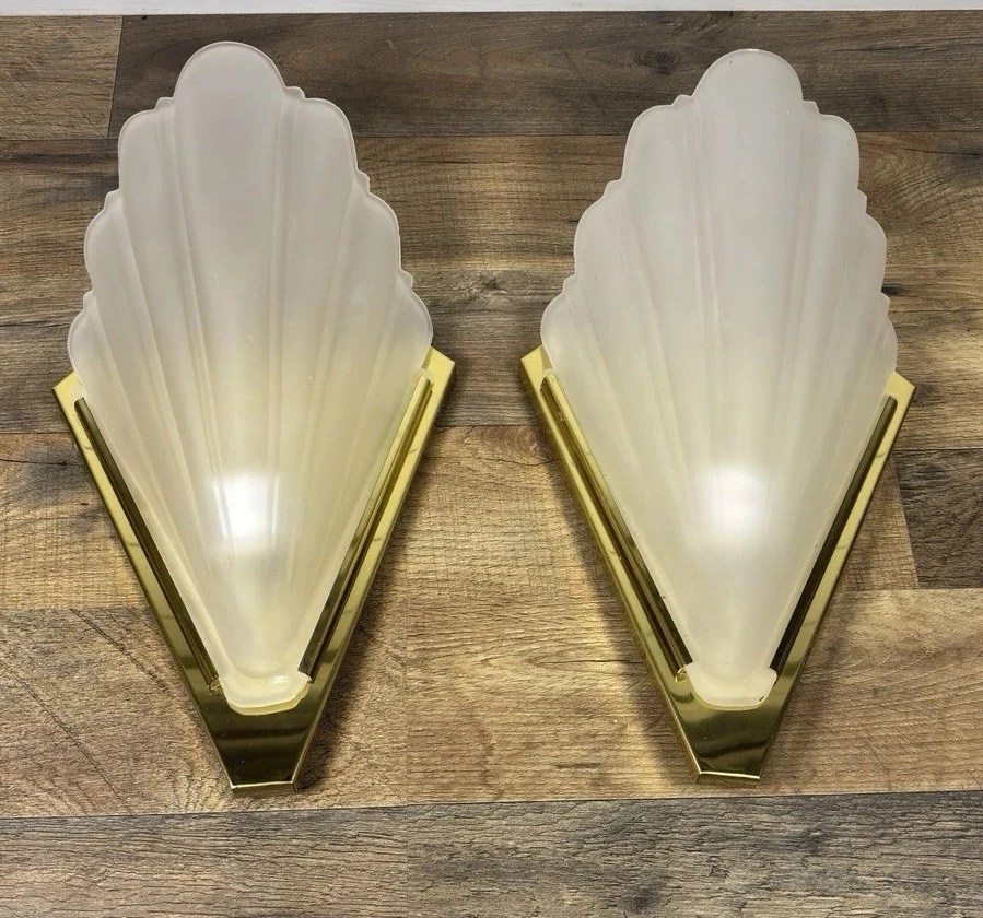 Aplique de pared con cable Quoizel Art Deco Revival de colección con carcasa esmerilada pantalla antideslizante Foto 1 de 4