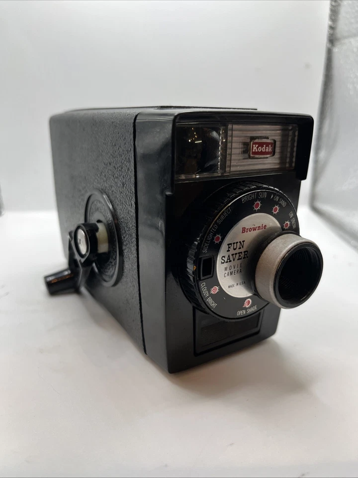 Cámara de película Kodak Brownie de 8 mm años 60 ahorro de diversión se vende como está Foto 1 de 4
