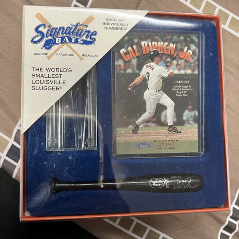 1996 Signature Bats Cal Ripken Jr. Card & Mini Bat #’d 6874/15000 NIB Cover