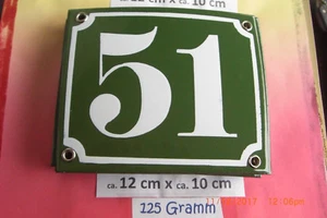 Numero civico n.51 numero bianco su erba - sfondo verde 12 cm x 10 cm smalto - Foto 1 di 11