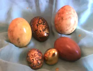 Collection of 6 gold/yellow/wood eggs-two polished stone, one painted -one stand - Picture 1 of 10
