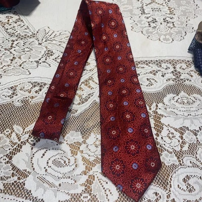 Gravata de seda vintage SAKS FIVE AVENUE Borgonha com designs florais nova sem etiquetas - Imagem 1 de 4