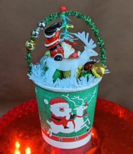 Handgefertigte Weihnachtsdeko mit Vintage heiß/kalter Tasse, Rentier, Weihnachtsmann & Quecksilber Perlen - Bild 1 von 9