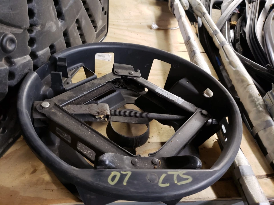 Cadillac CTS 2003 2004 2005 2006 2007 MONTAJE DE LLAVE DE TUERCAS Y GATO  Foto 1 de 1