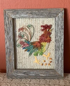 Gallo acolchado estilo granja en marco de madera de granero - Imagen 1 de 4
