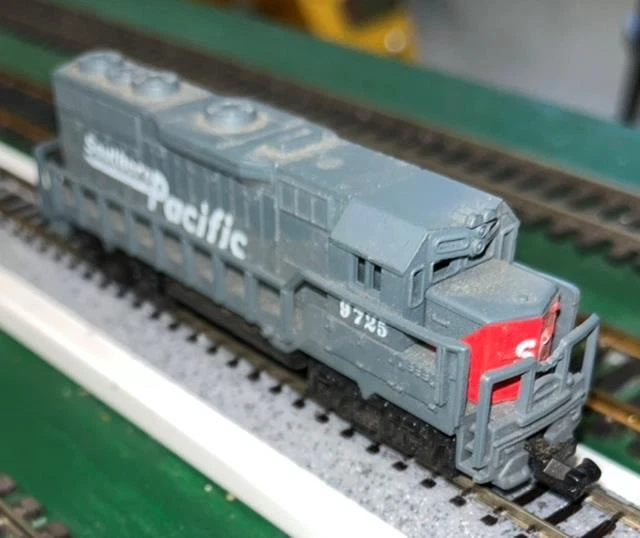 N Scale High Speed display SP GP35 dummy diesel with Rapido couplers - Image 1 of 1