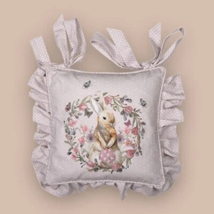Clayre & Eef Kissen mit Rüschen 56x56cm Ostern Osterhase Kissenhülle Baumwolle - Bild 1 von 2