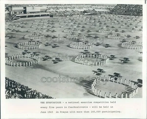 1985 Pressefoto Menschen im Kreis Spartakiade Übung Wettkampf Prag - Bild 1 von 2