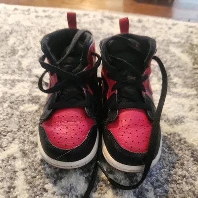 Nike Air Jordan 1 AJ1 Mid Banned Rojo Negro 640735-074 Niños Pequeños Bebé Talla 5C Foto 1 de 4