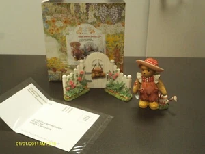 Cherished Teddies 2002 - Conjunto exclusivo del club - Eloise and her Garden Gate - Imagen 1 de 9