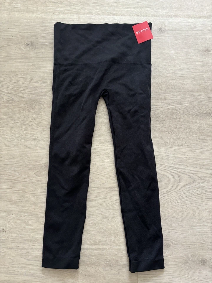 Spanx Cropped Look at Me Now Seamless Leggings L BLACK LARGE A288466
