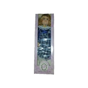 Classical Treasures Porzellan Puppe blaues Kleid kommt mit passender Tasche und Hut - Bild 1 von 16
