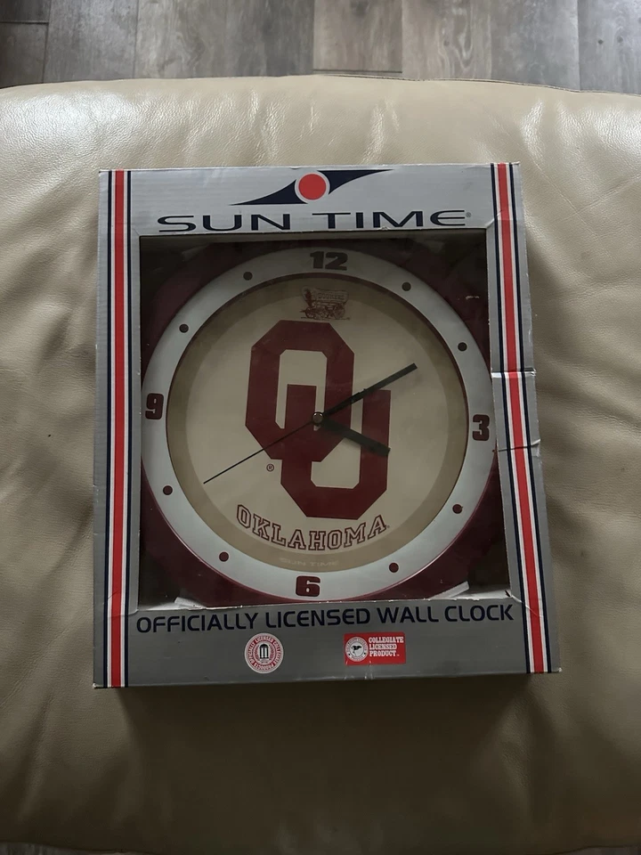 Reloj de pared con licencia Sun Time Oklahoma Sooners Foto 1 de 1