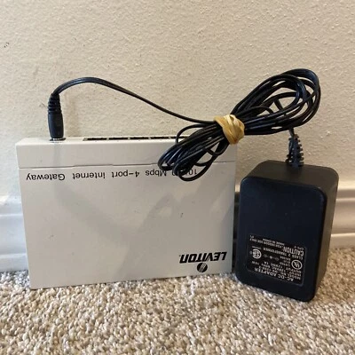 Gateway de Internet de 4 puertos Leviton 10/100 MBPS Foto 1 de 4