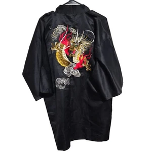 Bata Kimono Negra Japonesa Tradicional Bordada Diseño Nube Dragón Satinado - Imagen 1 de 7
