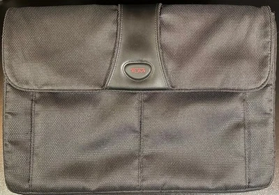 Funda acolchada de nailon negra para portátil Tumi T-Tech 15x10x2" - solapa magnética Foto 1 de 4