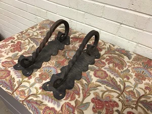 "ANTIGUO PAR DE TIRADORES DE PUERTA GRANDES DE HIERRO FORJADO DE COLECCIÓN 13 1/4"" DE LARGO X 3 7/8"" X 4 3/4""" - Imagen 1 de 18