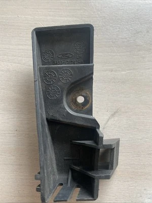 Suporte de para-choque traseiro Ford Mustang 2005-2009, lado esquerdo. 5R33-17F767-AB. - Imagem 1 de 4