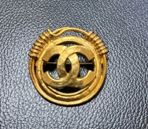 CHANEL Vintage Coco Logo Motif Brooch 94P Round Gold Plate - Picture 1 of 3