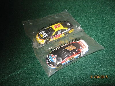 (2) Diecast NASCARS Escala 1:64 (3") Amoco #93 & Cat #22 "NUEVO" Juego de 2 + Bandana Foto 1 de 4