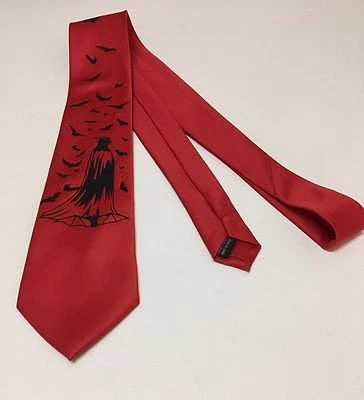 Corbata roja murciélagos, fresca y única Foto 1 de 4