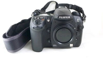 ¡Solo 5000 accionamientos! Cámara digital SLR Fujifilm FinePix S5 Pro con cuerpo Nikon Foto 1 de 4