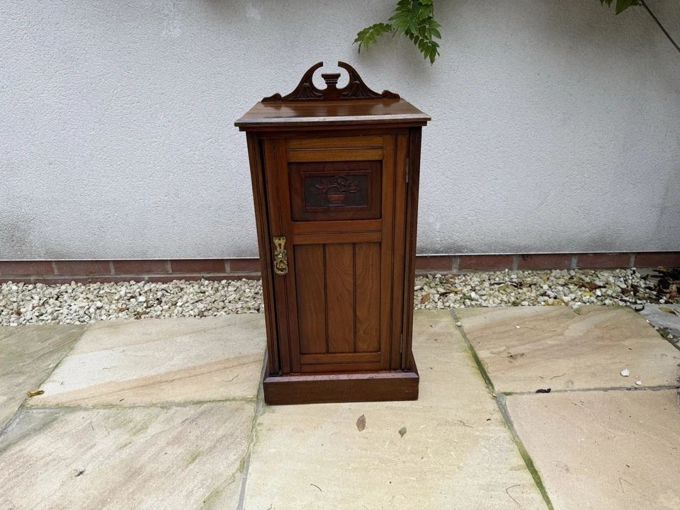 Antiguo armario de mesita de noche victoriano de caoba Foto 1 de 4