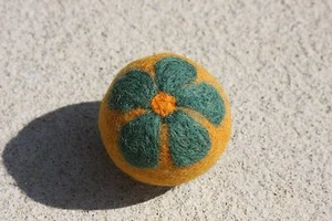 Bola de flores de fieltro verde amarillo juguete lana - Imagen 1 de 1