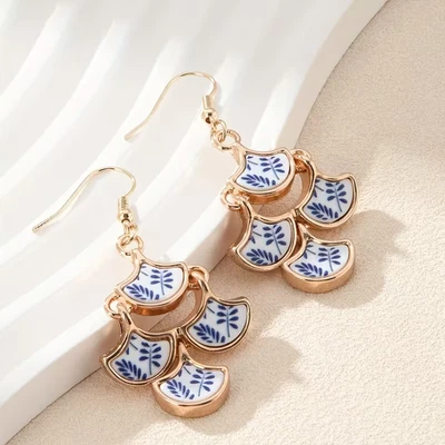 Par de elegantes pendientes colgantes de porcelana azul y blanco de inspiración china con patrón Foto 1 de 3