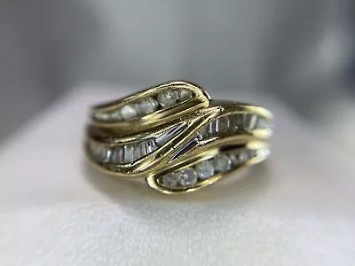Alianza de boda de diamantes Baguette y redonda creada en laboratorio enchapada en oro amarillo de 14 k Foto 1 de 4