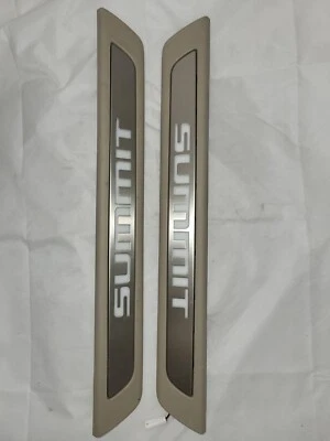 17-21 Jeep Grand Cherokee Summit LH, puerta derecha umbral placa de desgaste OEM Beige Foto 1 de 4