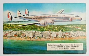 1950er EASTERN AIR LINES Werbung Postkarte Flugzeug fliegt über MIAMI BEACH, FLA. - Bild 1 von 2