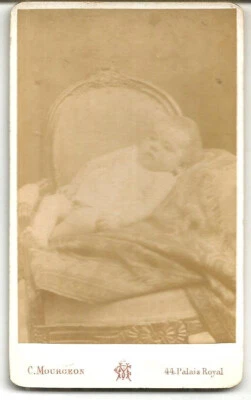 Paris. Photo CDV post-mortem ? par Mourgeon.Jeune enfant mort ? . - Photo 1/2