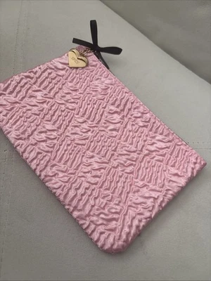 Bolso de Maquillaje Rosa Ipsy Satinado | Diseño Acolchado Acanalado | Dije Corazón Dorado y Lazo Foto 1 de 3