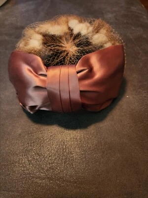 Ropa de Noche Vintage Piel Sintética y Satén Arco Sombrero Cabeza Piezas con Red Gorra Caja Foto 1 de 4