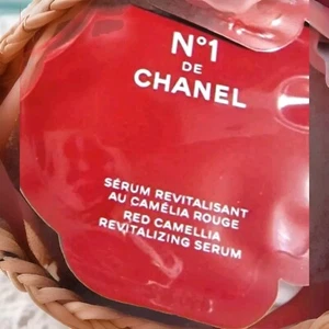 N°1 DE CHANEL SIERO rivitalizzanti Au Camelia Rouge - Foto 1 di 2