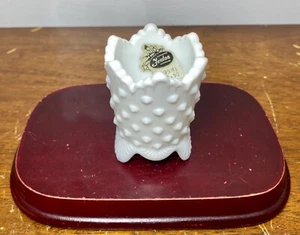 Fenton weiß Milchglas 3-Zehen Nagel Zahnstocher Streichholz Halter gewellter Rand NEU - Bild 1 von 7