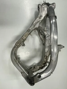 2005 honda crf450r OEM FRAME CHASSIS CHASSI MAIN ALUMINUM MOUNT 50010-MEN-730 - Picture 1 of 13