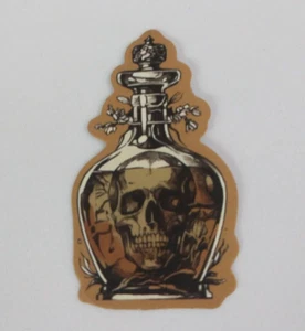 Pegatina de fiesta de terror Calavera en una botella 2,25" x 1,25" (C) - Imagen 1 de 2