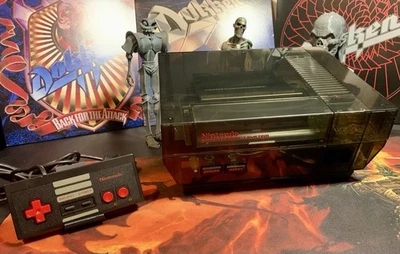 Consola Nintendo NES negra personalizada con mando negro personalizado Foto 1 de 4