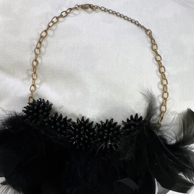 Divertido collar de plumas y cuentas de 18”..., cadena tono dorado Foto 1 de 4