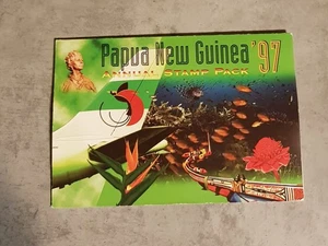 PAPÚA NUEVA GUINEA - PAQUETE DE SELLOS ANUALES - REINA ISABEL Y FLORES MNHMNH - Imagen 1 de 3