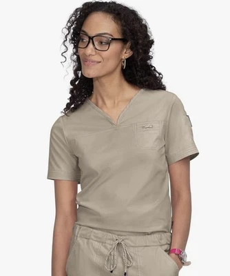 Blusa Médica Koi Para Mujer Georgia Bolsillos Elásticos Cuello en V Manga Corta Beige Talla 3X Foto 1 de 4