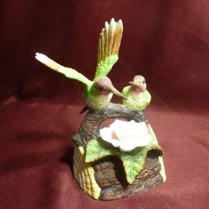 Figur/Spieluhr - Rubin Kehle Kolibri auf Baumstamm und rosa Rose - NEUWERTIG - Bild 1 von 9