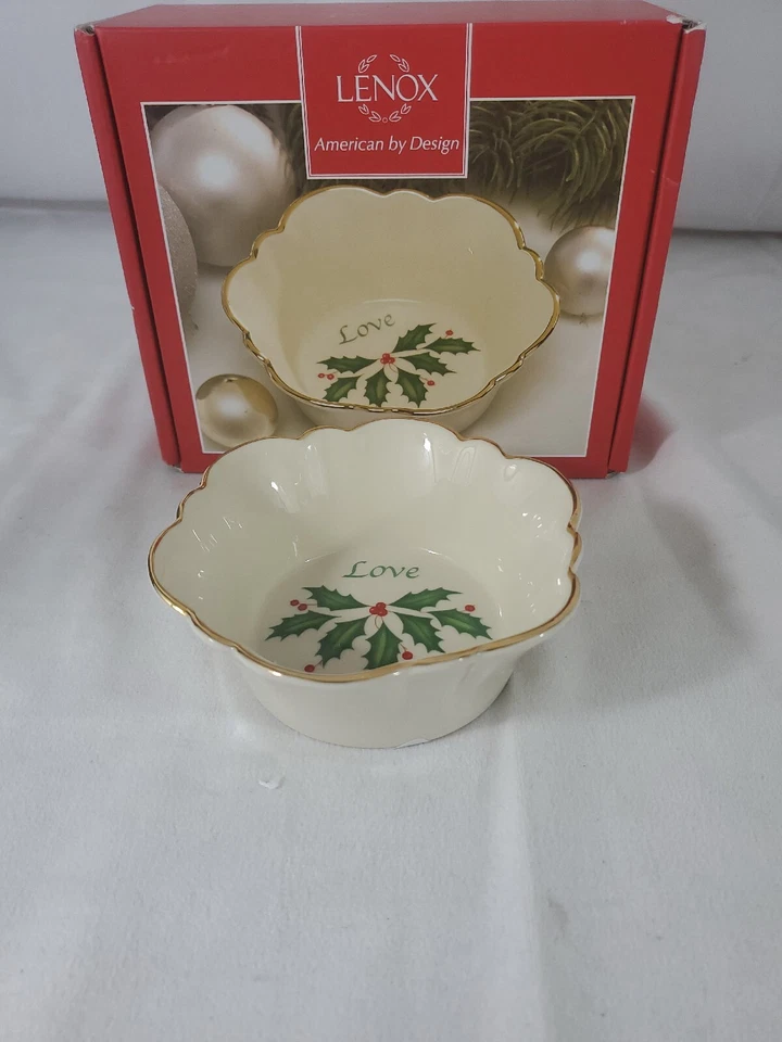 Lenox Holiday Holly Round Fluted Dish Candy Bowl Love
